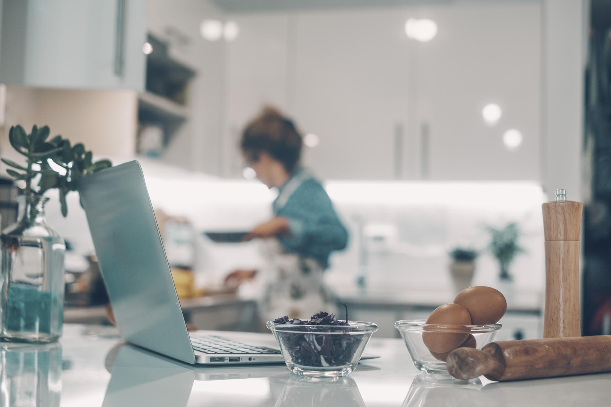 Studio cucina digitale con attrezzatura moderna
